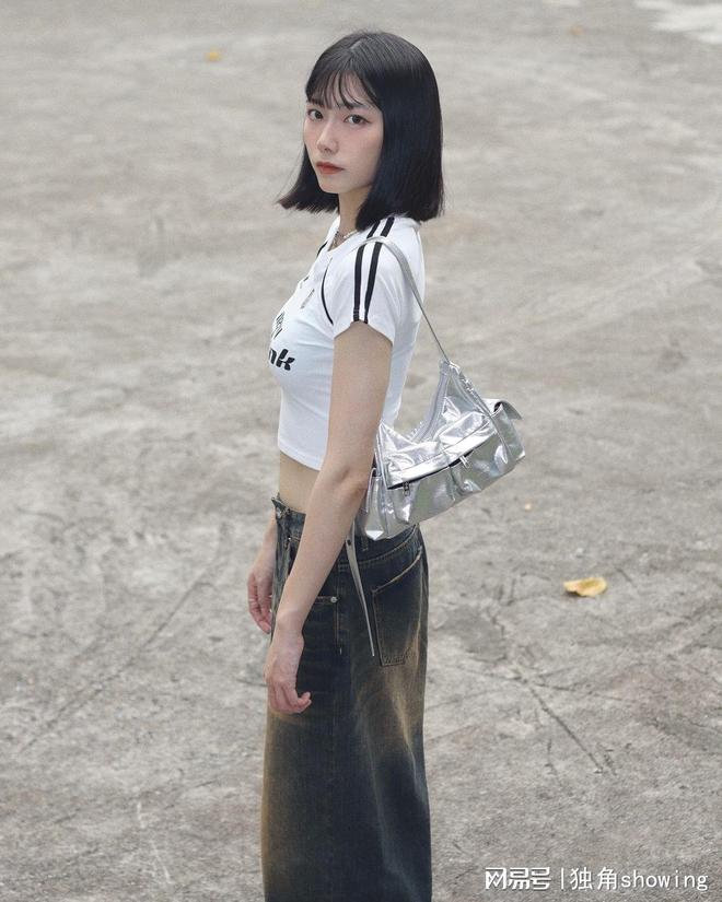 色球服+牛仔裤潮搭必备！球盟会网页登录时尚穿搭白