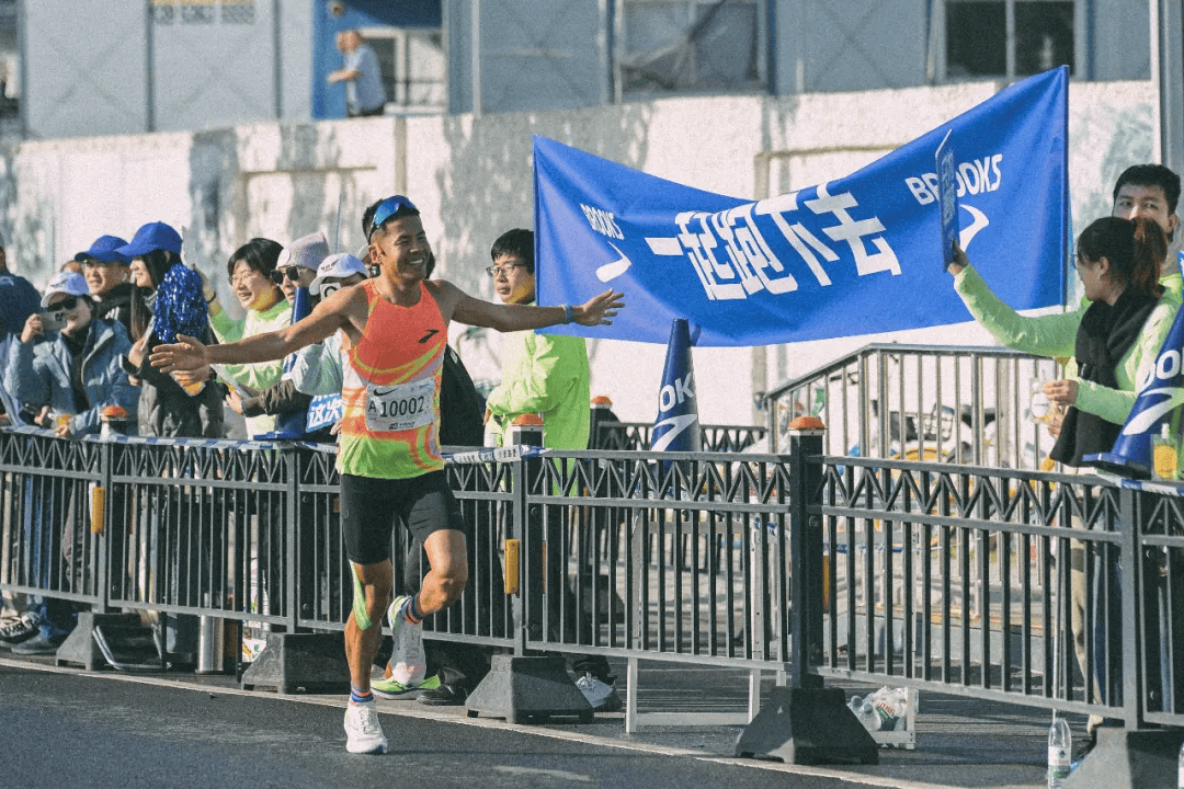鲁克斯以龙卷风之势搅动风云球盟会最新Brooks布(图2)