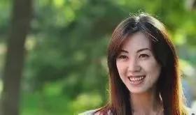人常穿的鞋子往往能够决定她的命运qmh球盟会亚博并非迷信一个女(图2)