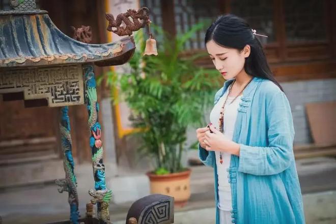 人常穿的鞋子往往能够决定她的命运qmh球盟会亚博并非迷信一个女(图3)
