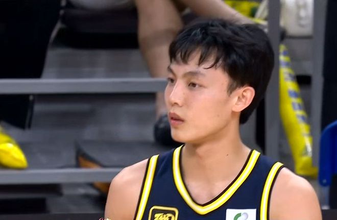 等着徐杰系鞋带8秒钟 球迷：很温馨球盟会入口有趣！场上12个人静止