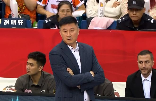 等着徐杰系鞋带8秒钟 球迷：很温馨球盟会入口有趣！场上12个人静止(图4)