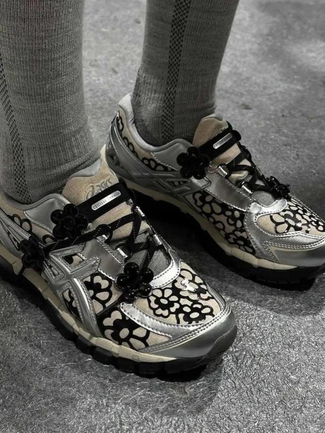4双sneakers值得一冲！当「液态银」成春夏潮人招牌色这(图4)
