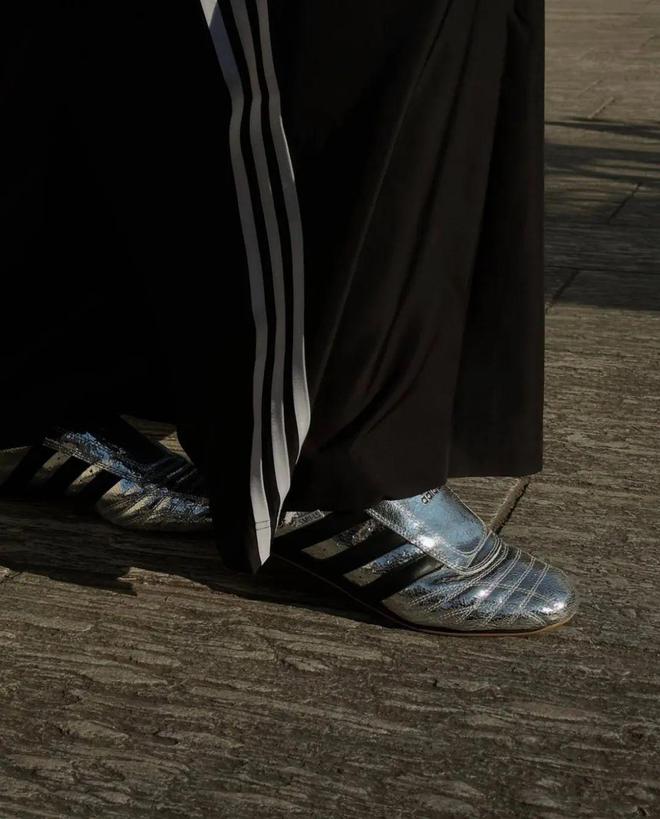 4双sneakers值得一冲！当「液态银」成春夏潮人招牌色这(图3)