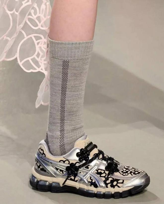 4双sneakers值得一冲！当「液态银」成春夏潮人招牌色这(图12)
