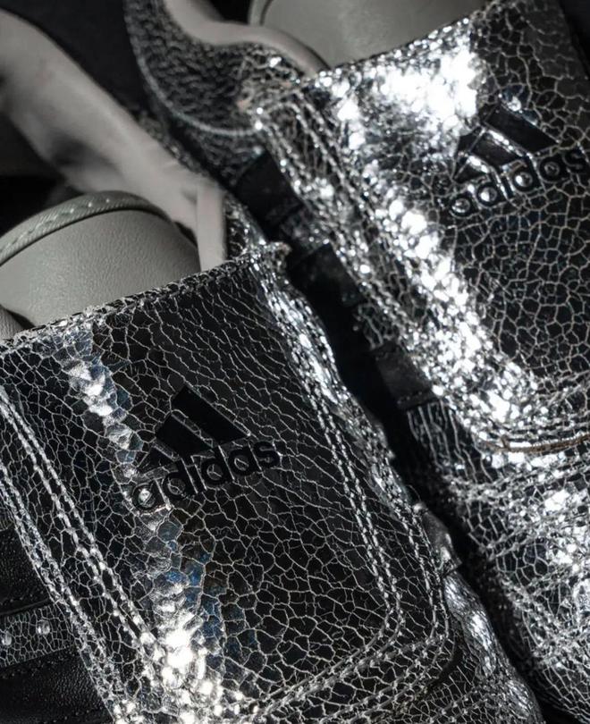 4双sneakers值得一冲！当「液态银」成春夏潮人招牌色这(图19)