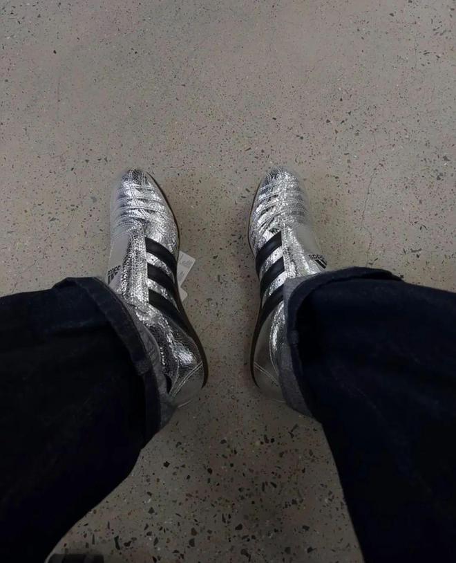 4双sneakers值得一冲！当「液态银」成春夏潮人招牌色这(图15)