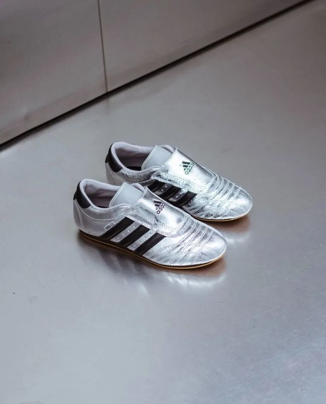 4双sneakers值得一冲！当「液态银」成春夏潮人招牌色这(图25)