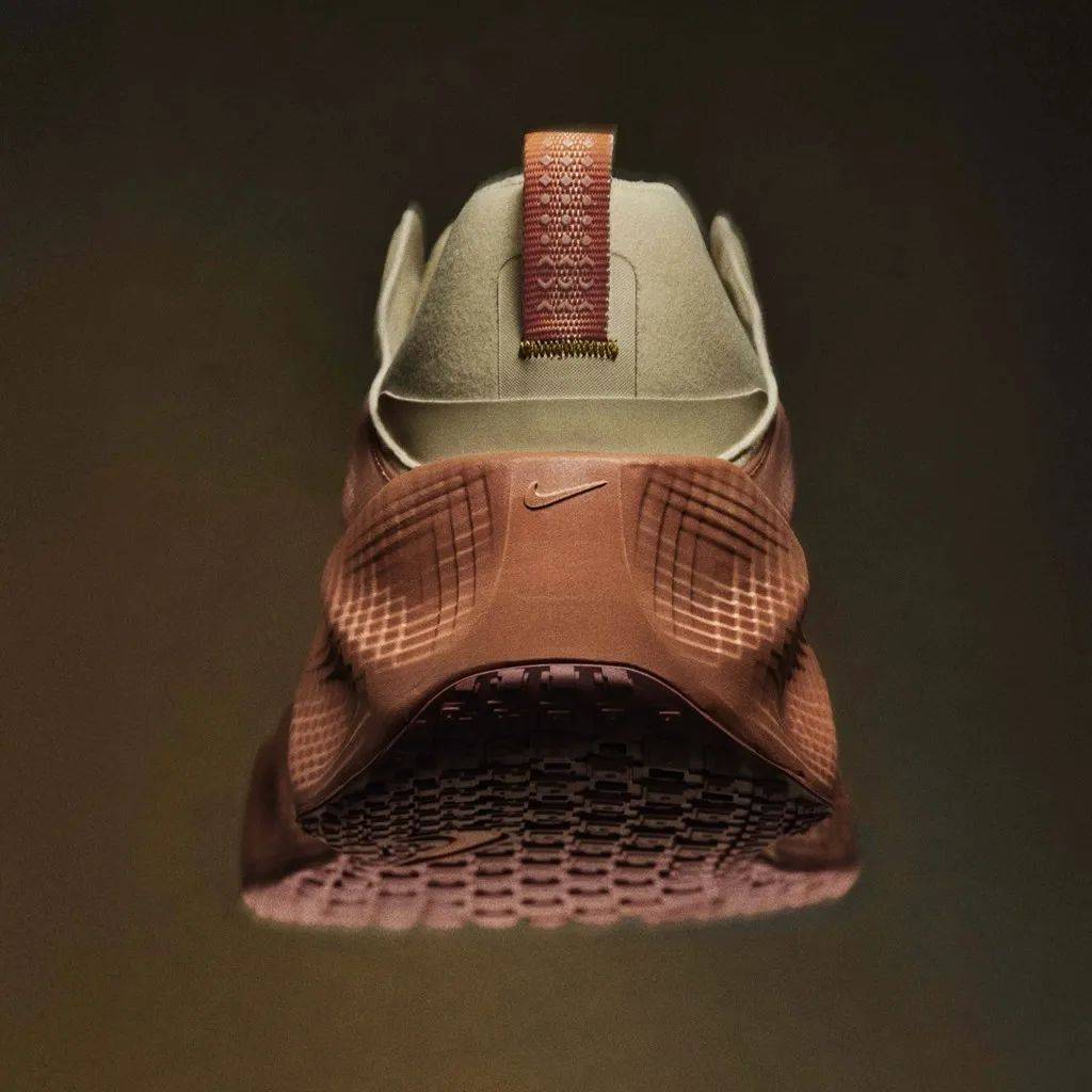 发布！脚感超期待！Nike 新厚底鞋(图3)