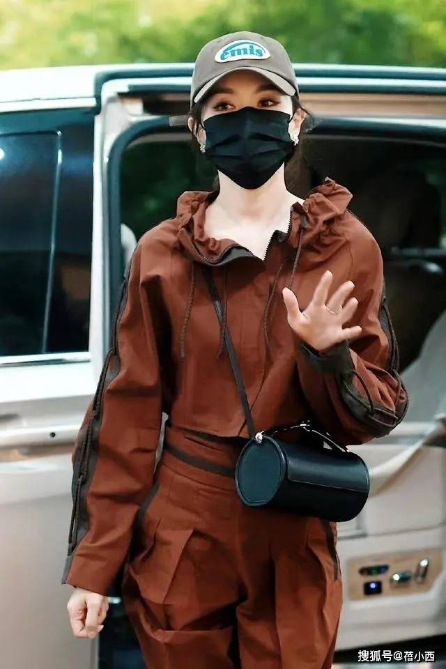 短外套阔腿裤运动鞋高级又洋气唐嫣又带火了美拉德新穿法：(图6)