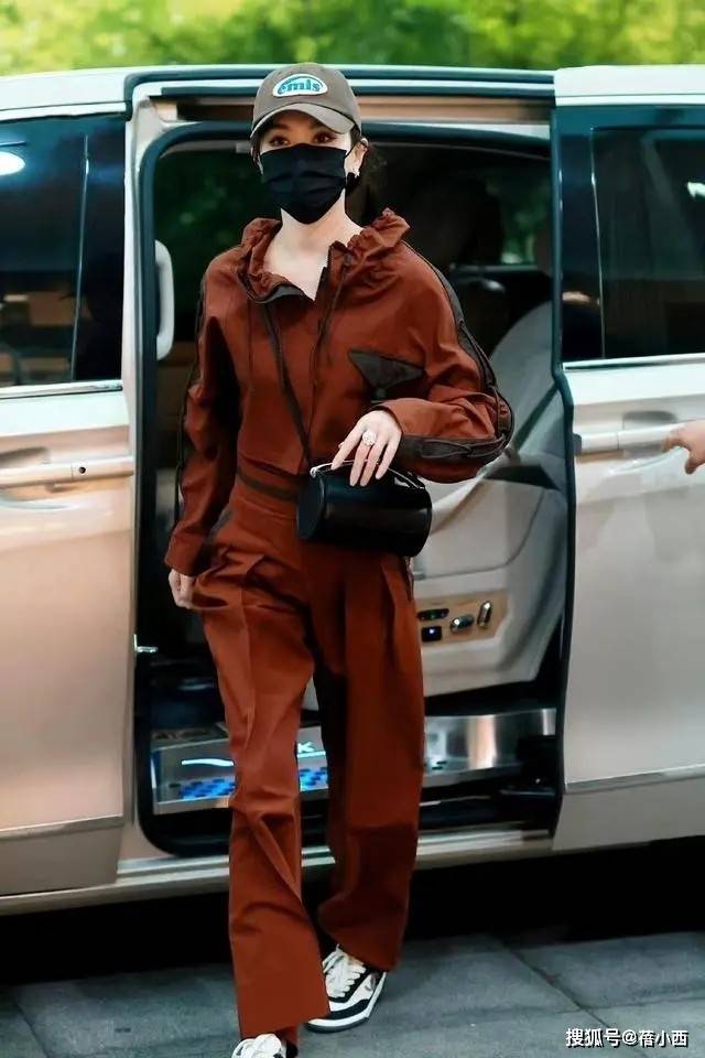 短外套阔腿裤运动鞋高级又洋气唐嫣又带火了美拉德新穿法：(图9)